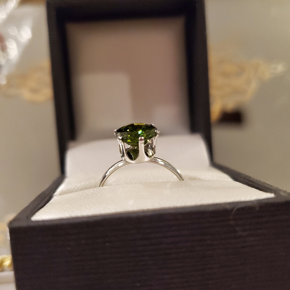 1.2 Carat AAA zirconia peridot birthstone ring - Picture 2 of 4